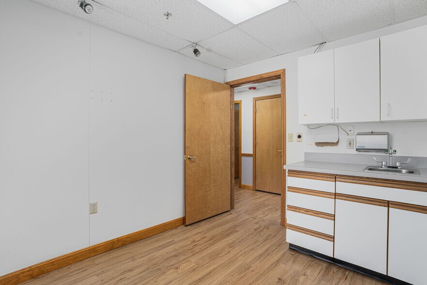 More Photos Of 24 Salt Pond Rd, Wakefield Medical For Sale