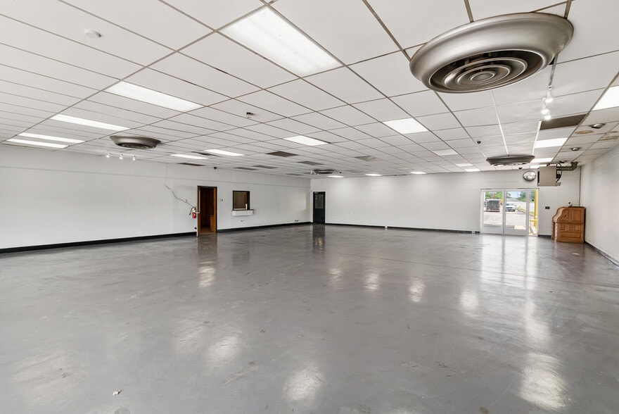 More Photos Of 4000 Memorial Blvd, Springfield Freestanding For Sale