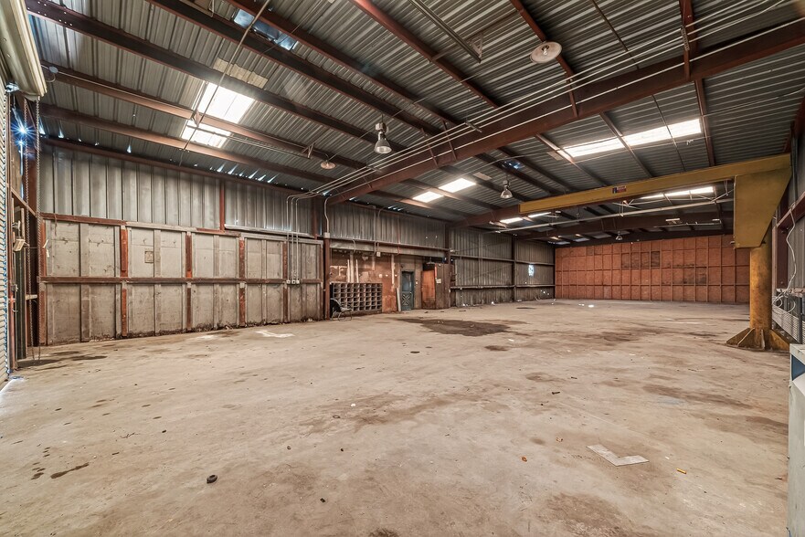 More Photos Of 901 Marcella St, Houston Warehouse For Lease