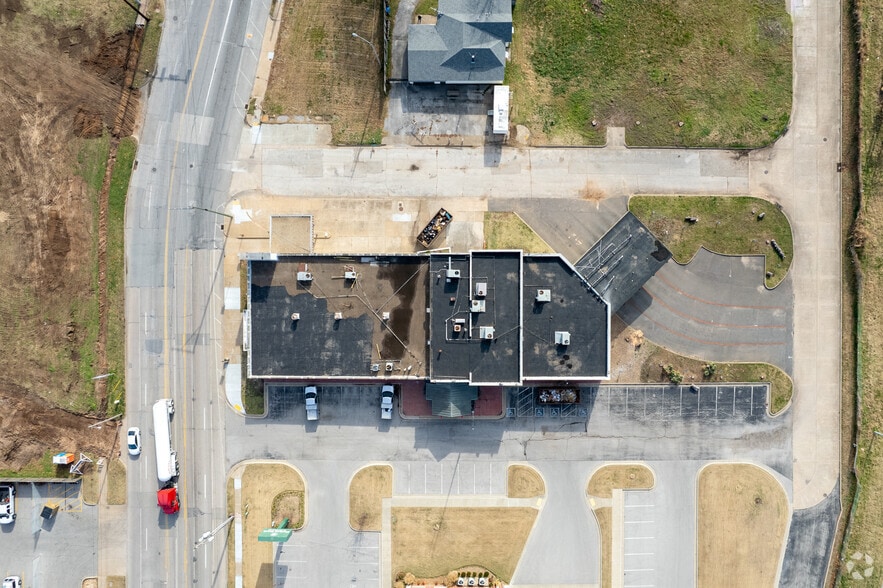 More Photos Of 2420-2440 Southwest Blvd, Tulsa Freestanding For Lease