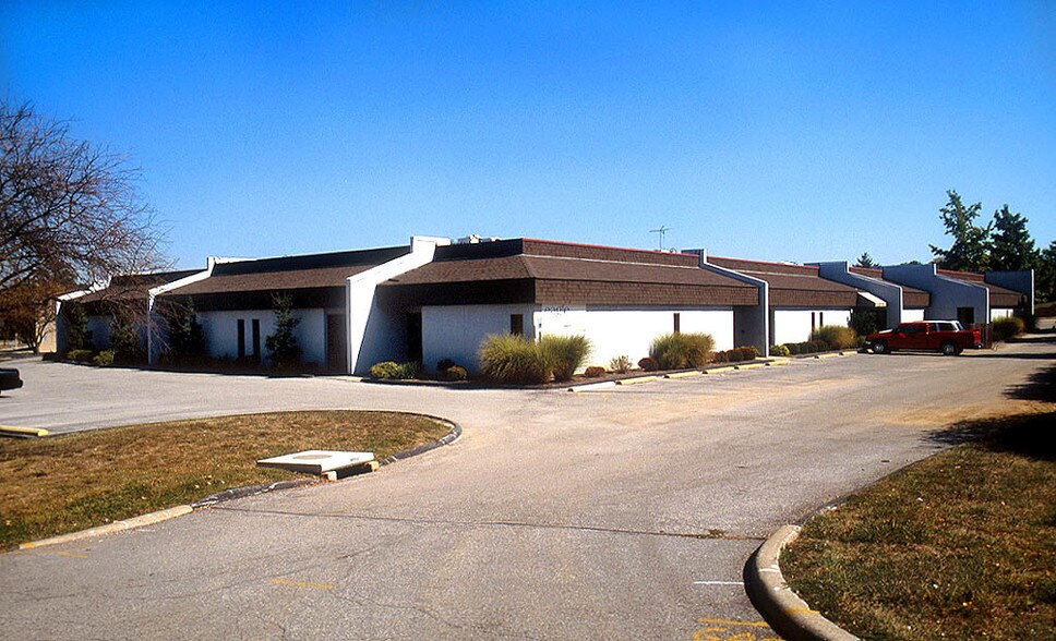 More Photos Of 8-20 Worthington Access Dr, Maryland Heights Flex For Lease