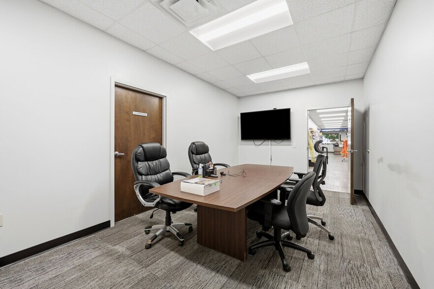 More Photos Of 2720 Discovery Dr, Raleigh Flex For Lease