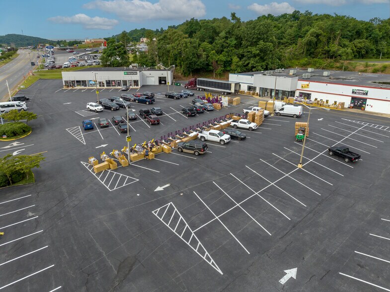 More Photos Of 1104 Greenville Ave, Staunton Storefront For Lease