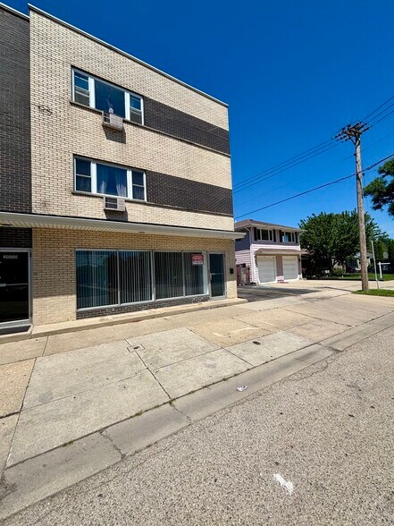 More Photos Of 2052 Western Ave, Waukegan Storefront For Lease