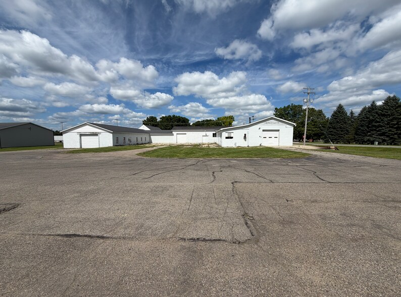 More Photos Of 1065 W Green St, Hastings Warehouse For Lease