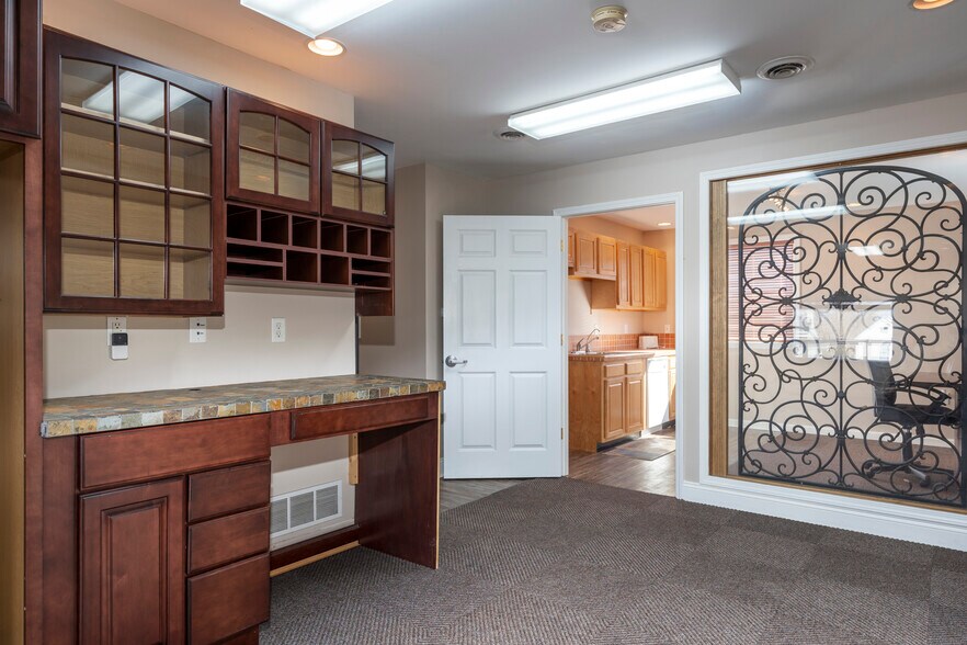 More Photos Of 210 N West St, Hillsboro Office For Sale