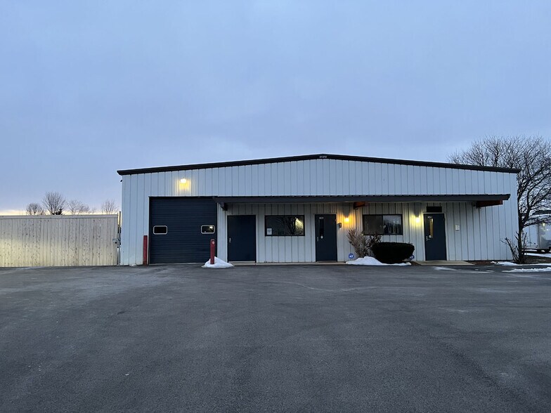 More Photos Of 34 Stonehill Rd, Oswego Warehouse For Lease