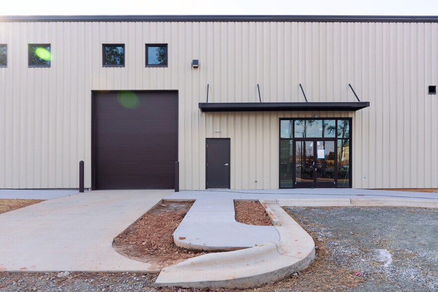 More Photos Of 717 Brigham Rd, Greensboro Flex For Lease