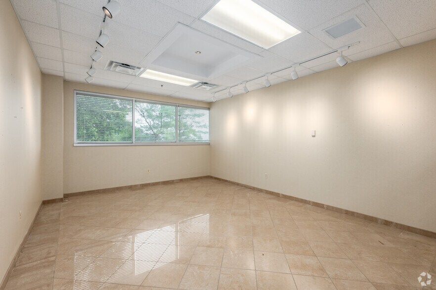 More Photos Of 10755 York Rd, Cockeysville Office For Sale