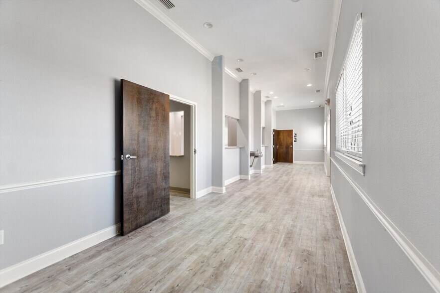 More Photos Of 105 Park Place Blvd, Davenport Medical For Sale