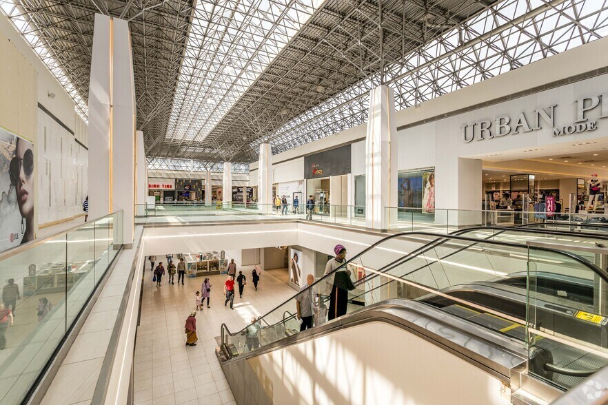 More Photos Of 6600-6830 Ch De La Côte-des-Neiges, Montréal Department Store For Lease