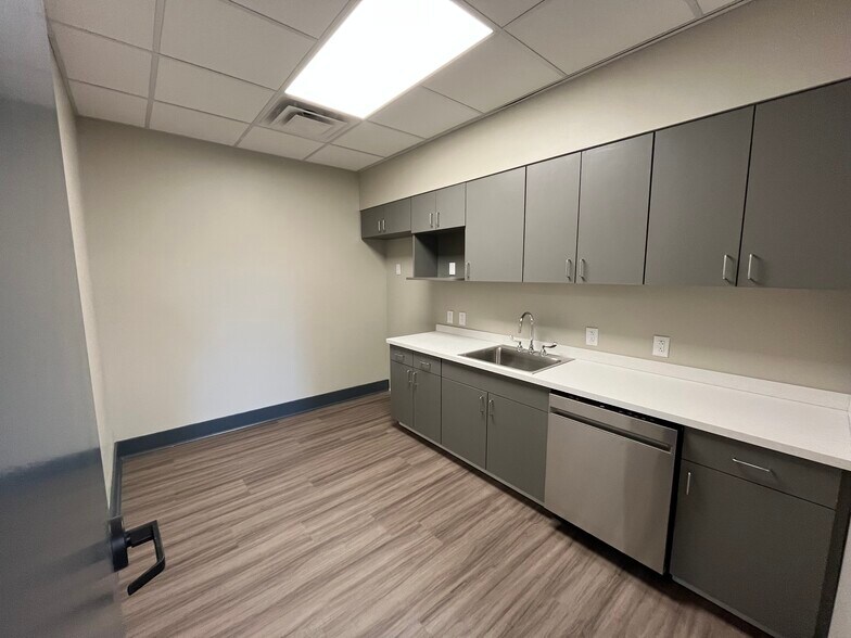 More Photos Of 307 Southgate Ct, Brentwood Medical For Lease