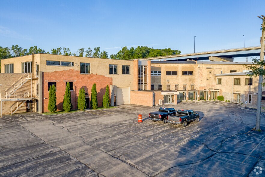 More Photos Of 101 W Edison Ave, Appleton Flex For Lease