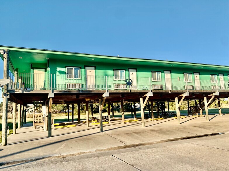 More Photos Of 220 W Bayshore Rd, Anahuac Marina For Sale