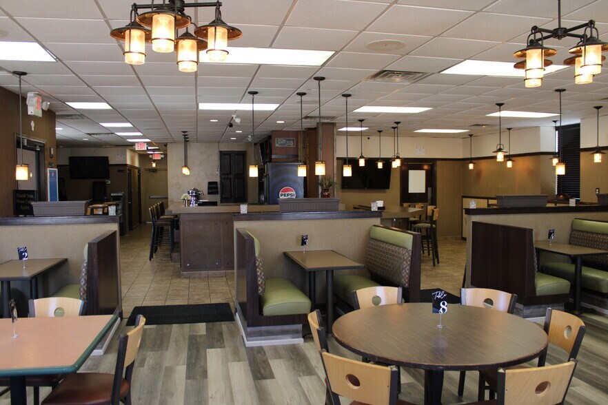 More Photos Of 160 W Scott St, Fond Du Lac General Retail For Sale