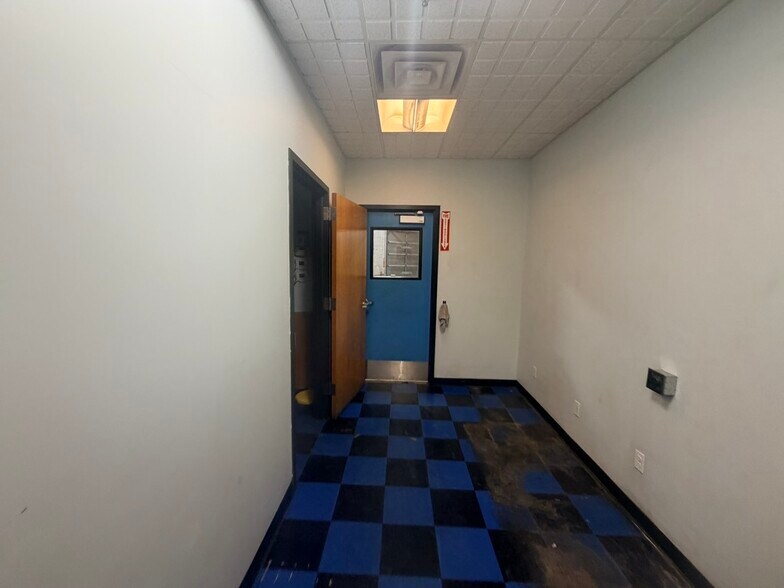 More Photos Of 9797-10161 E Admiral Pl, Tulsa Showroom For Lease