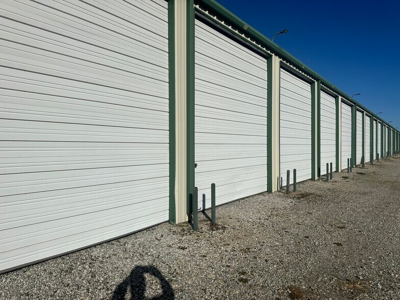 More Photos Of 2502 N 1st Ave, Durant Self Storage For Sale