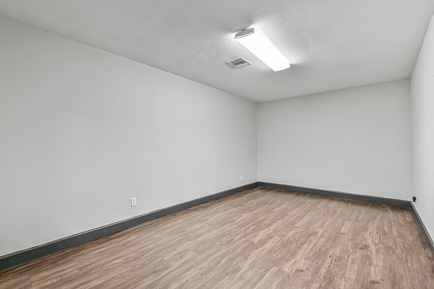 More Photos Of 512 N Friendswood Dr, Friendswood Office For Lease