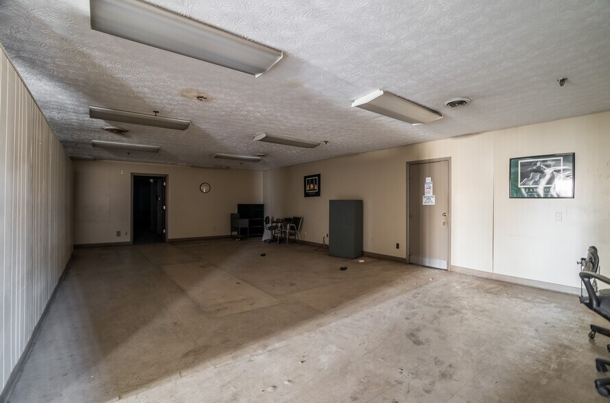 More Photos Of 413 Oxford Rd, Franklin Manufacturing For Sale