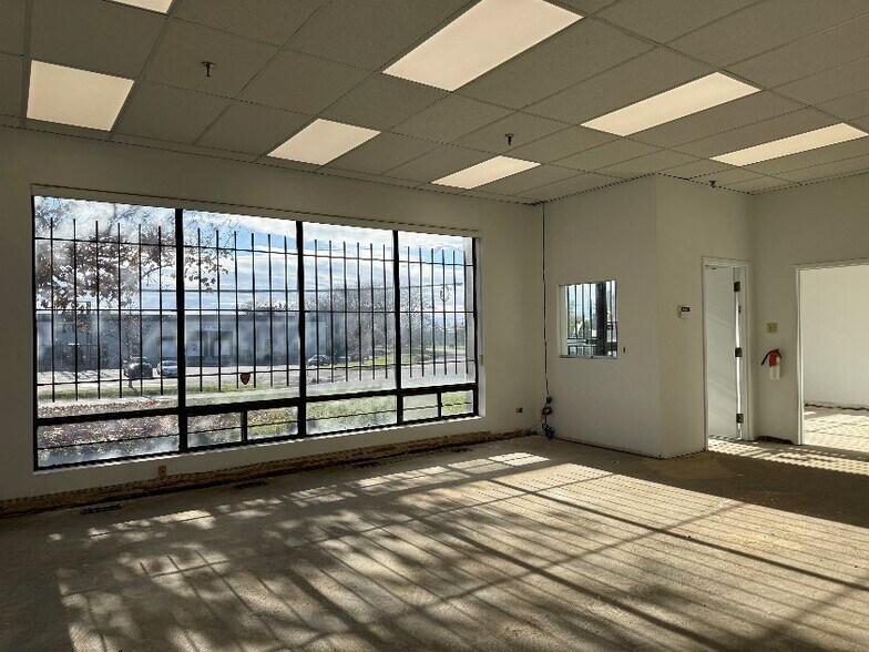 More Photos Of 72-80 Rolark Dr, Toronto Showroom For Lease