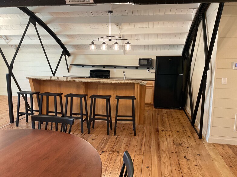 More Photos Of 112 1st St, Perrysville Flex For Lease