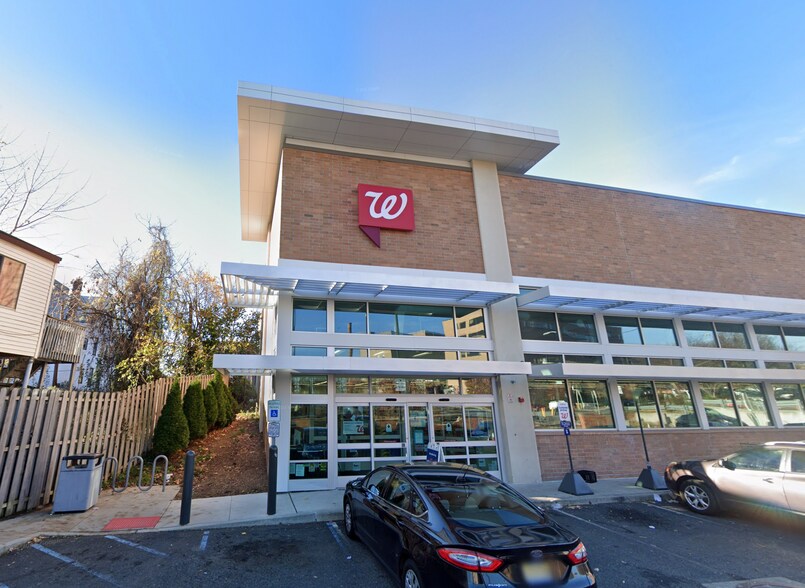 More Photos Of 750 Main St, Paterson Drugstore For Lease