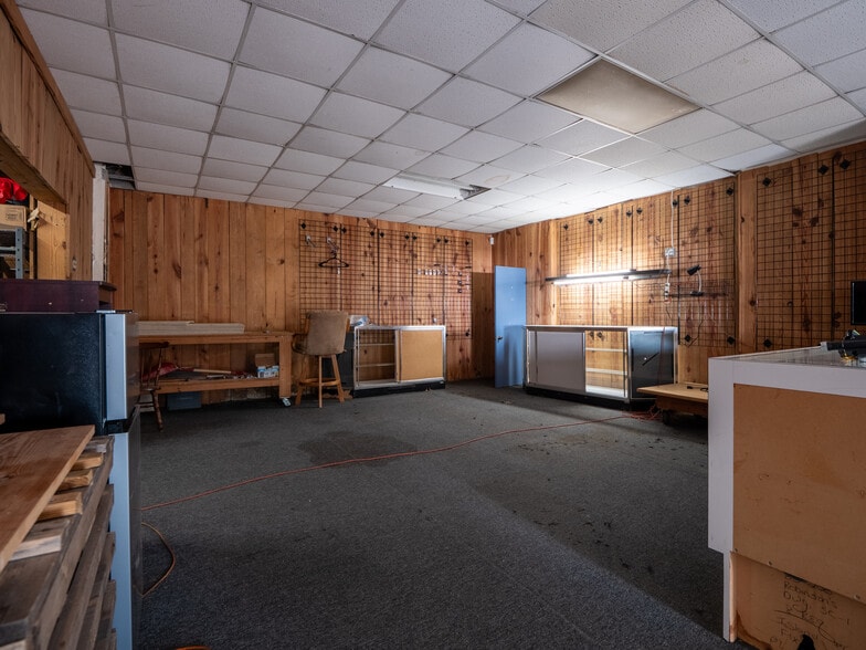 More Photos Of 290 S Duval Ave, Madison Flex For Sale