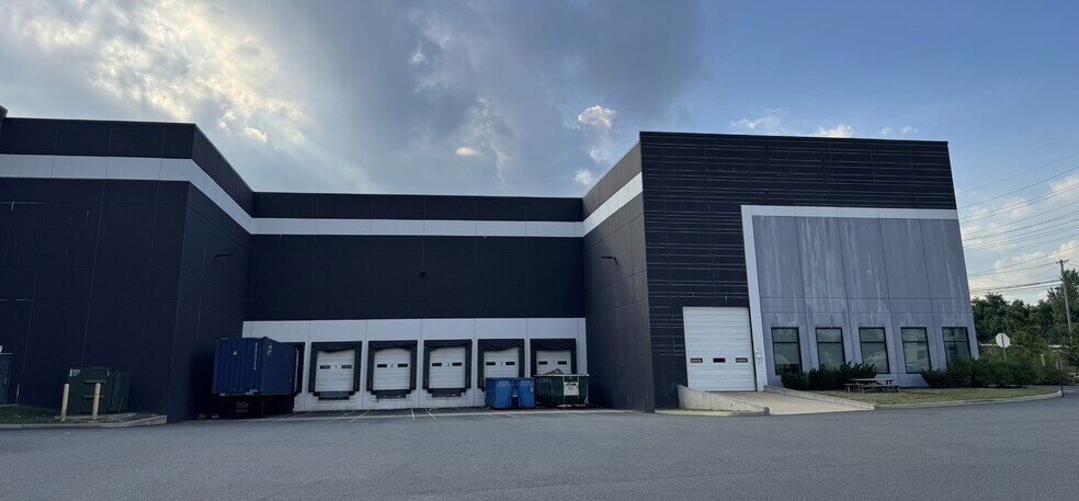 More Photos Of 990 Paterson Plank Rd, East Rutherford Warehouse For Lease