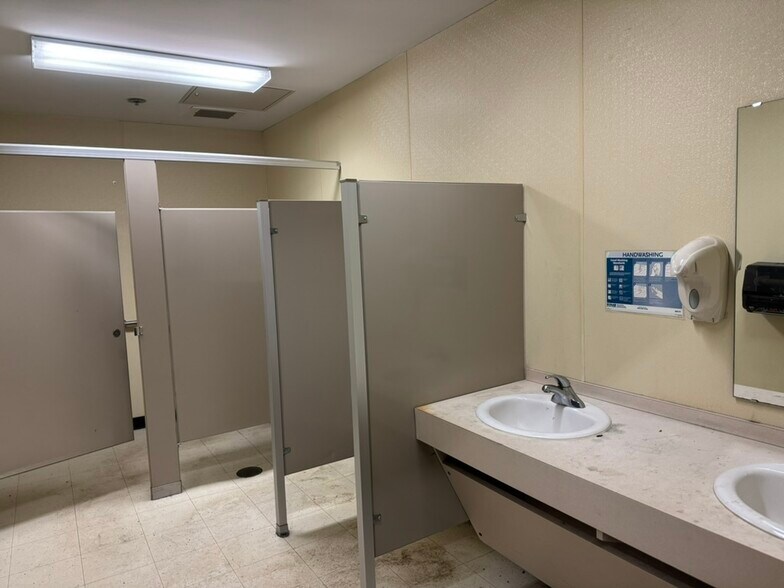 More Photos Of 10006-10056 W Florissant Ave, Saint Louis Storefront For Lease