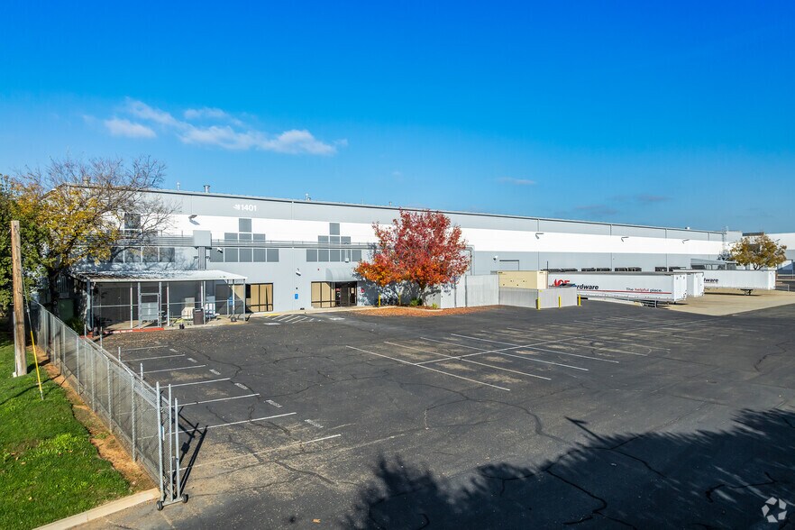 Primary Photo Of 1401 Aviation Blvd, Lincoln Distribution For Lease