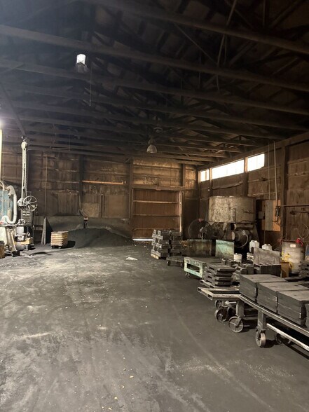 More Photos Of 510 W Burr Oak St, Centreville Manufacturing For Sale