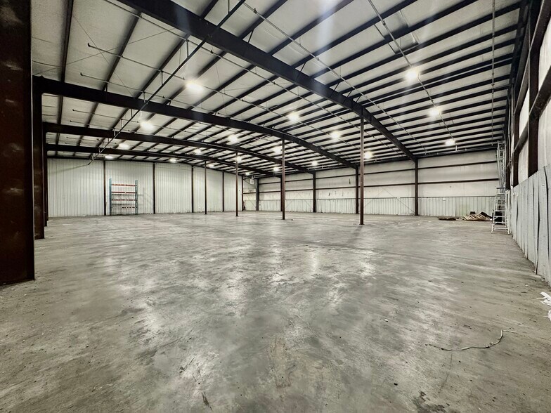 More Photos Of 5571 N Main St, Joplin Showroom For Sale