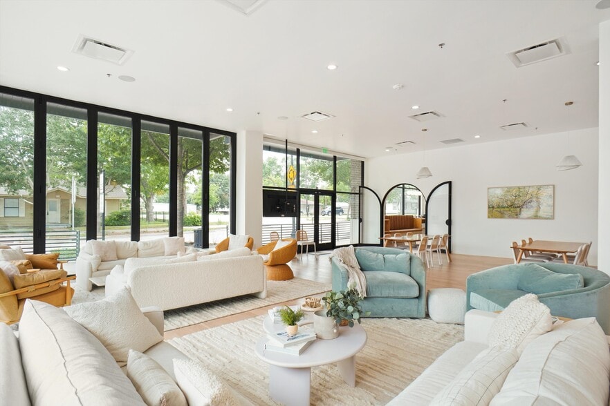 More Photos Of 409 N Oak St, Roanoke Storefront Retail Office For Lease