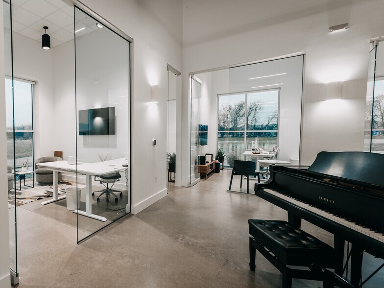 More Photos Of 9555 Harmon Rd, Fort Worth Office For Sale
