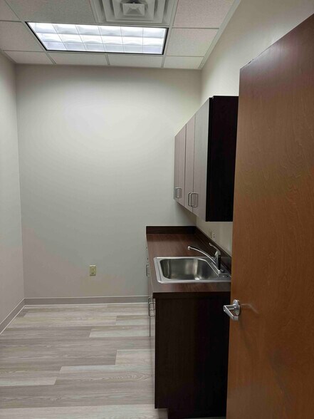 More Photos Of 897 Von Kolnitz Rd, Mount Pleasant Medical For Lease