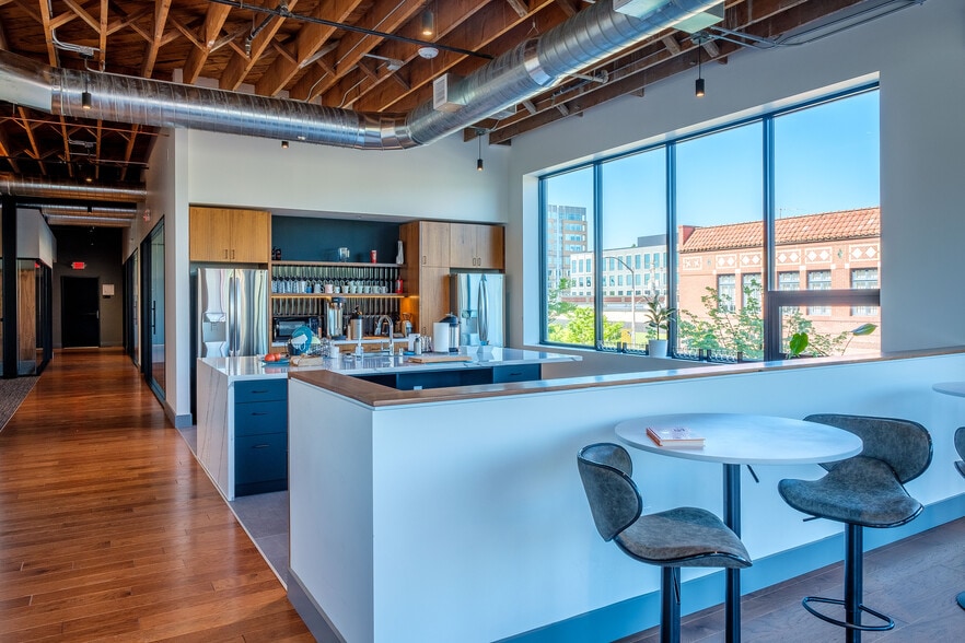 More Photos Of 911 Main St, Vancouver Office For Lease