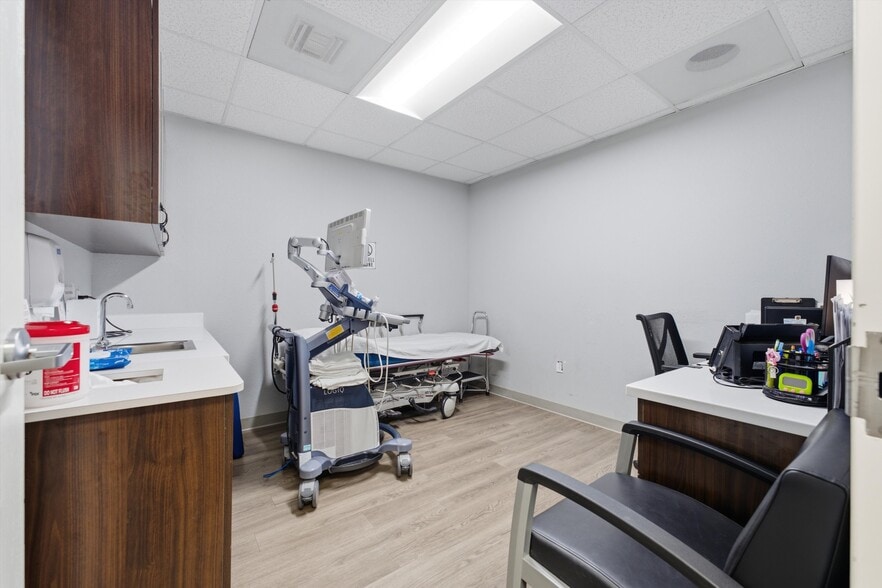 More Photos Of 44725 10th St W, Lancaster Medical For Sale
