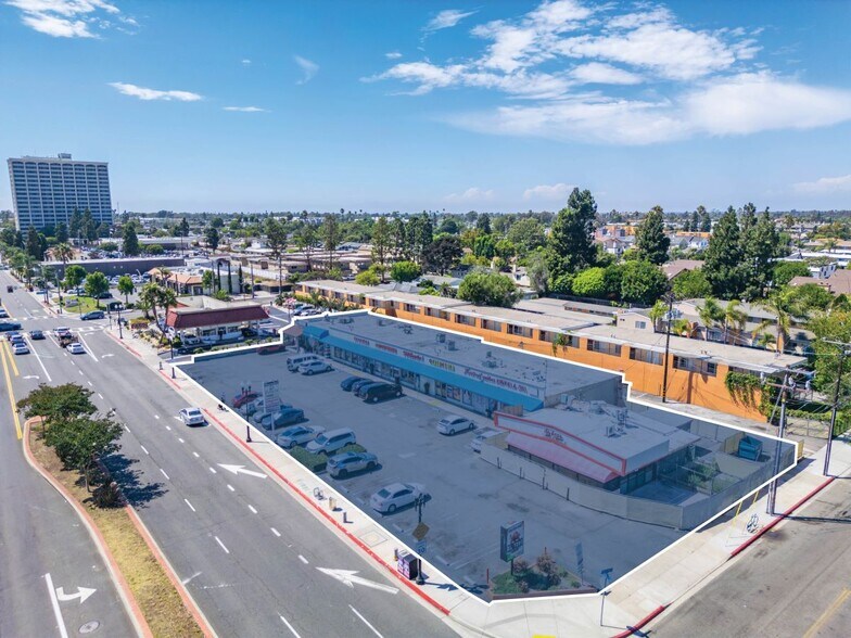 More Photos Of 570-590 W 19th St, Costa Mesa Storefront For Sale
