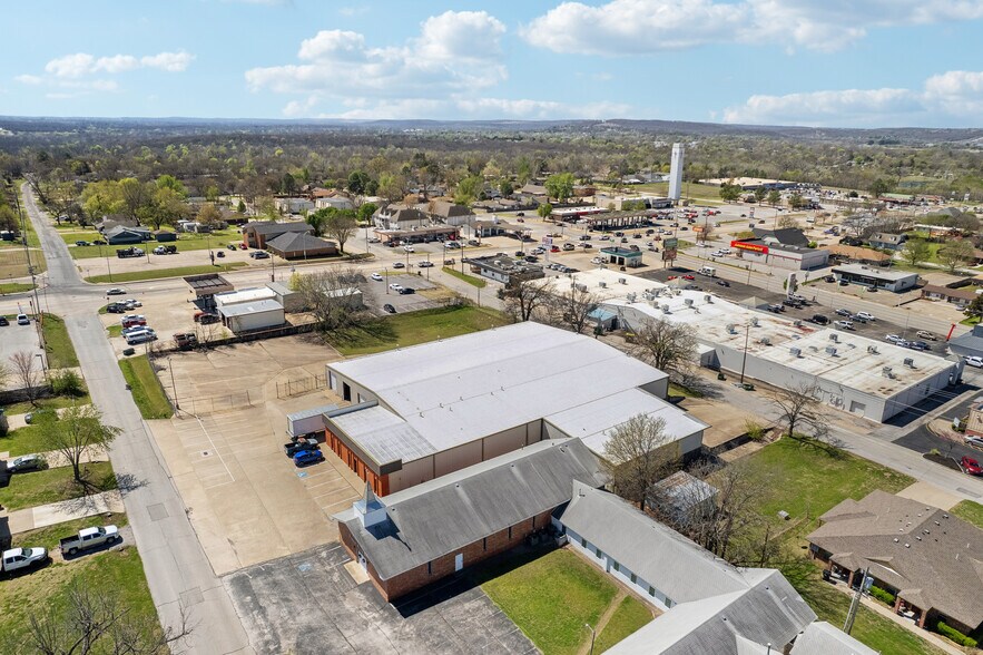 More Photos Of 710 S Adams St, Sapulpa Distribution For Sale