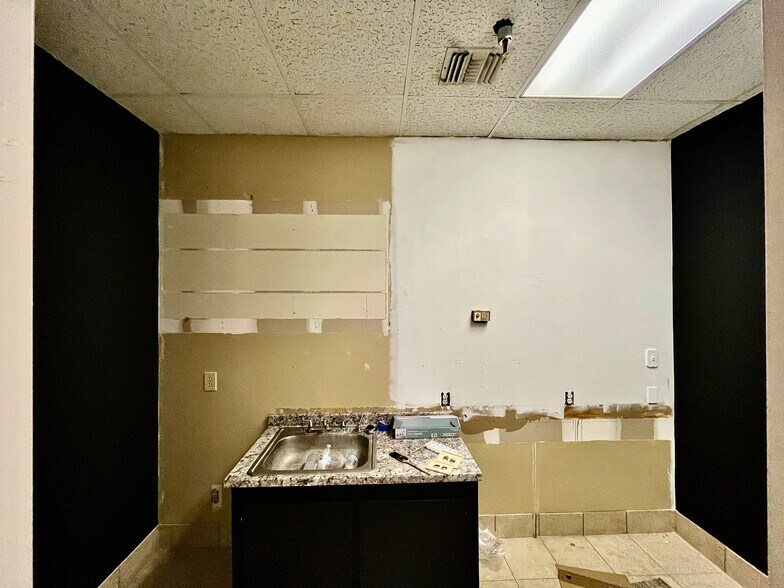 More Photos Of 1712 N Frazier St, Conroe Unknown For Sale