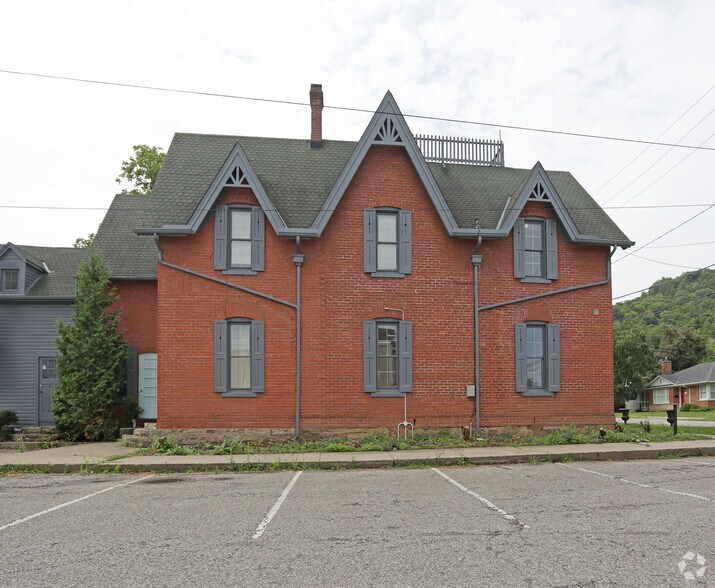 More Photos Of 13 Mountain St, Grimsby Restaurant For Lease