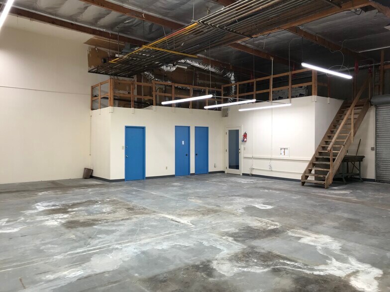 More Photos Of 8953-8993 Complex Dr, San Diego Manufacturing For Lease
