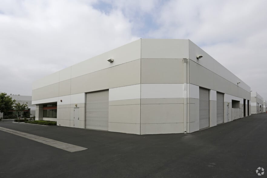 More Photos Of 480-488 W Meats Ave, Orange Warehouse For Lease