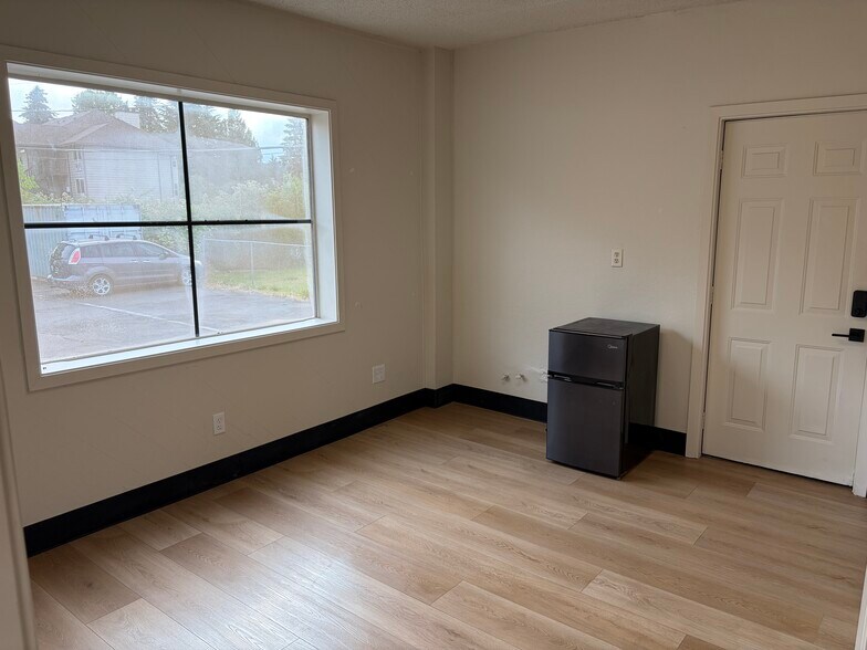 More Photos Of 20105 McLoughlin Blvd, Gladstone Freestanding For Lease