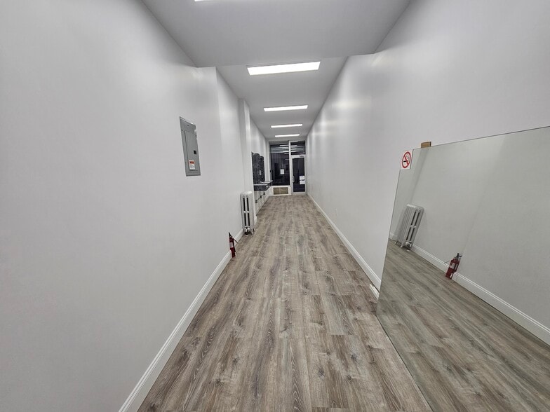 More Photos Of 2106 30th Ave, Astoria Flex For Lease