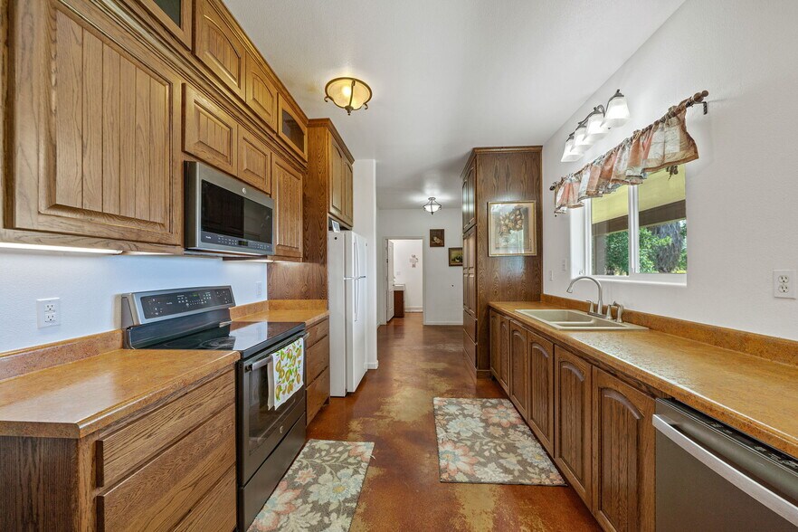 More Photos Of 14221 FM 2790, La Coste Warehouse For Sale