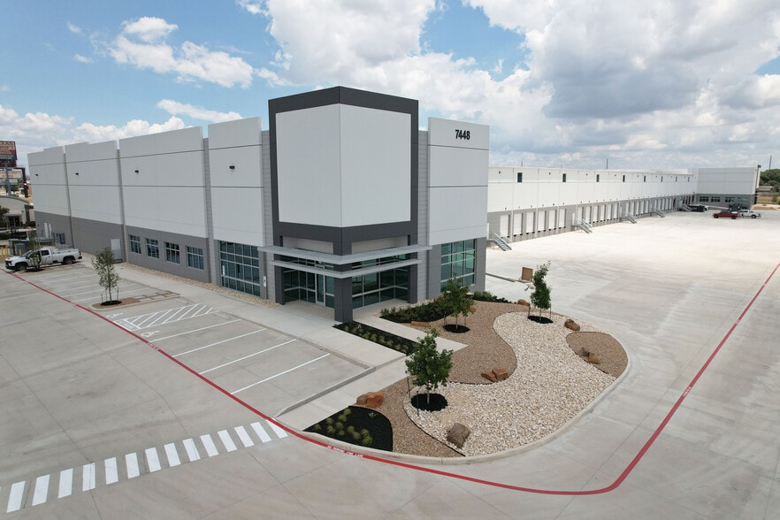 Primary Photo Of 5035 Eisenhauer Rd, San Antonio Unknown For Lease