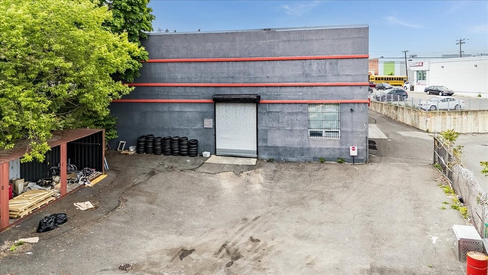 More Photos Of 2070 Jericho Tpke, New Hyde Park Auto Repair For Lease