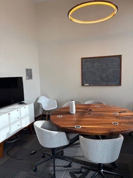 More Photos Of 801 Broadway Ave NW, Grand Rapids Office For Lease