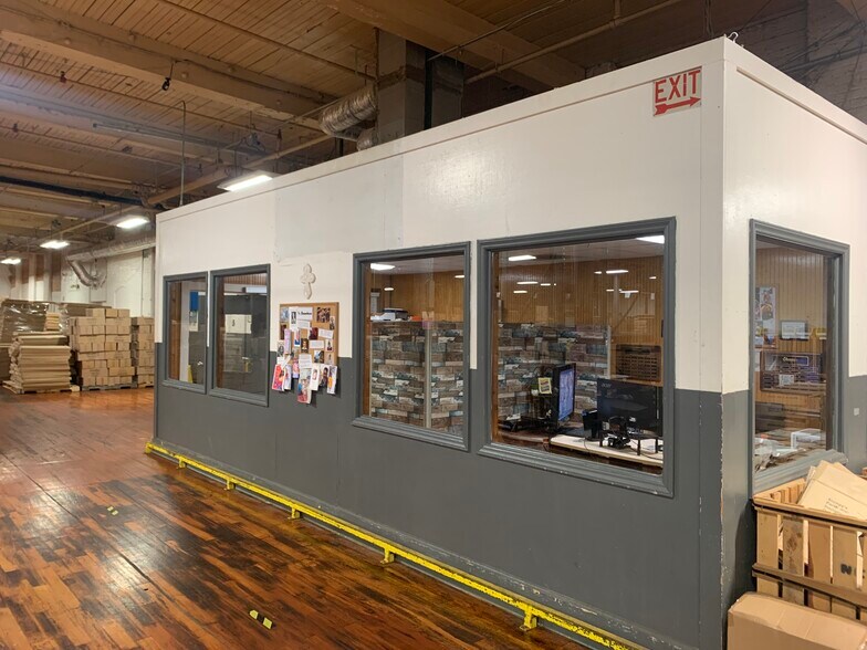 More Photos Of 710 E Catawba St, Belmont Industrial For Lease